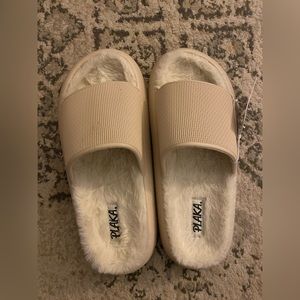 Plaka Cloud Slides Sandals Women's Size 9 Khaki Fur Lining Form Fitting